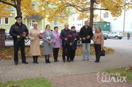 В знак скорби о погибшем сотруднике Комитета госбезопасности сморгонцы несут цветы к памятнику